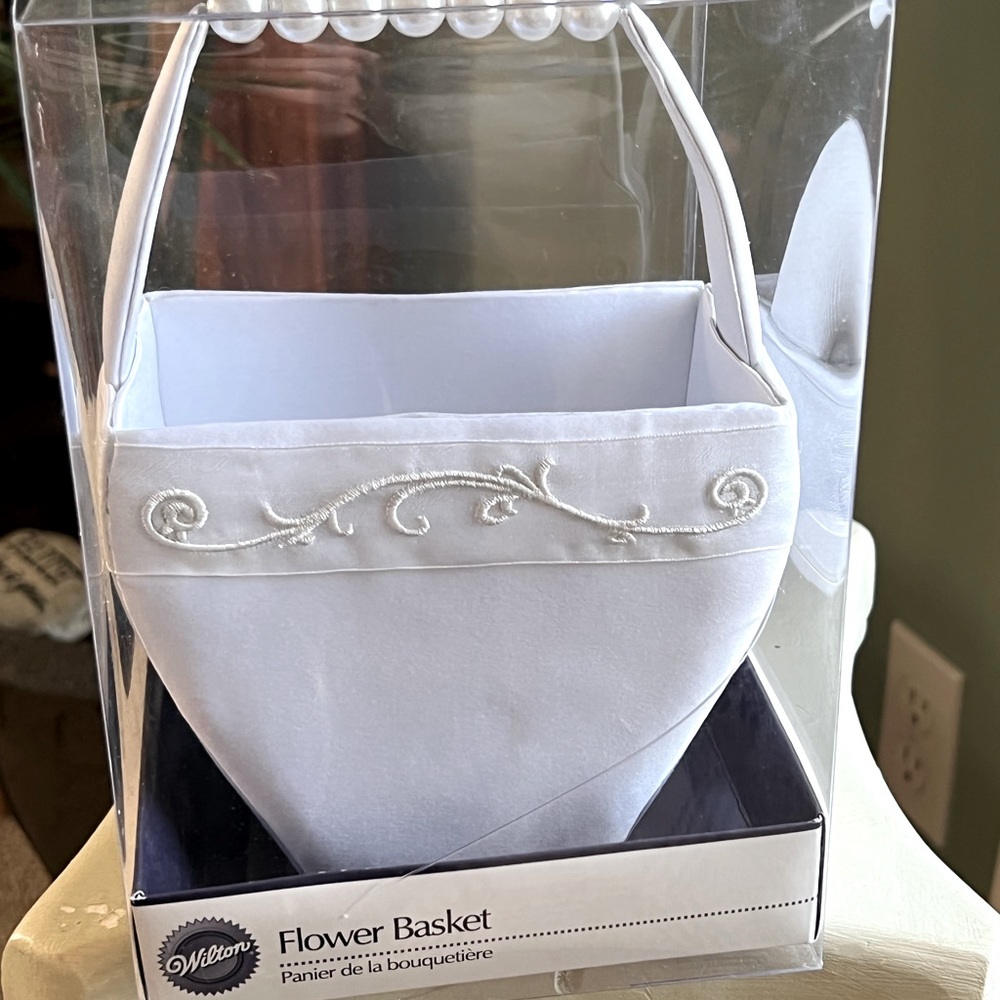 Wilton White Flower Basket with Pearl Handle